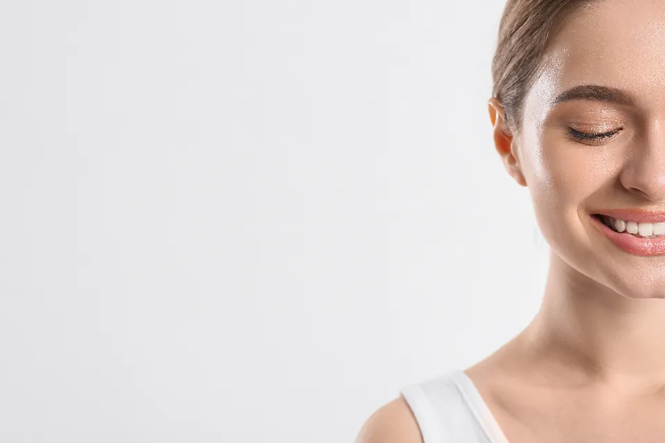 Smiling woman in soft natural light (stock photograph of a model)